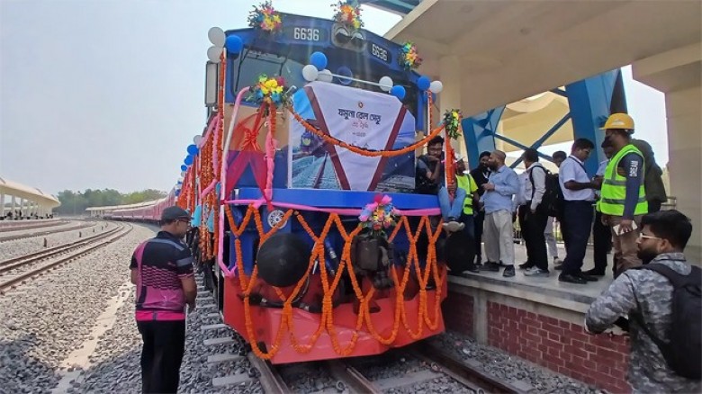 যমুনা রেলসেতুতে ট্রেন চললো ১২০ কিলোমিটার গতিতে...