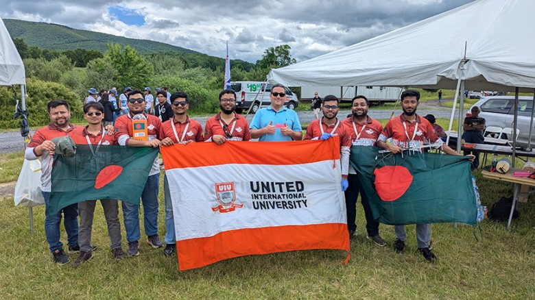 ইউআইইউ অ্যাসেন্ড দল ক্যানস্যাট প্রতিযোগীতায় এশিয়ায় ২য়