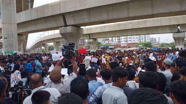 মাইলস্টোন শিক্ষার্থীদের ৬ দফা দাবি নিয়ে বিক্ষোভ